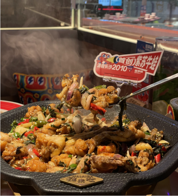 排位超2600多桌！这家牛蛙店在商场造了一个“超级夜市”