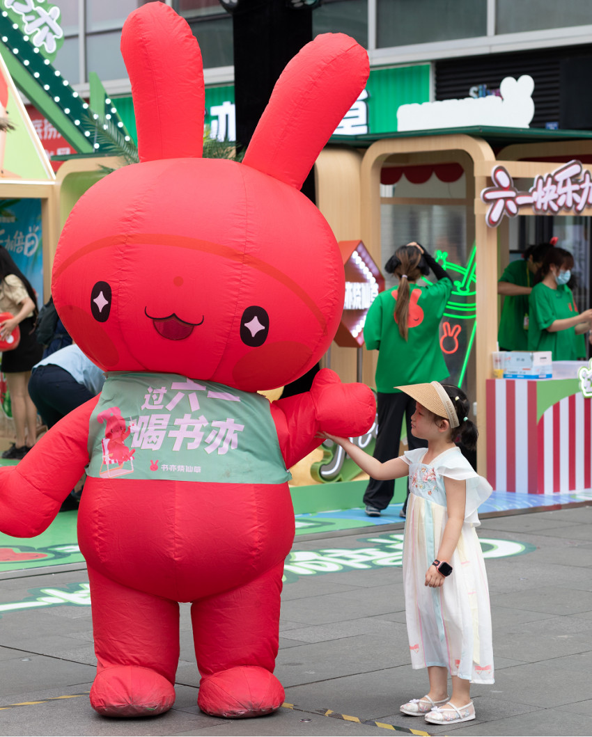 “奶茶搭子”相约过“六一”，书亦再引领茶饮新风尚