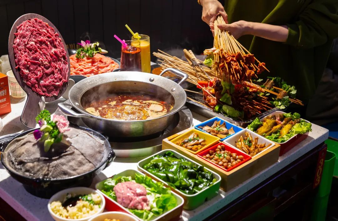 跳出品类红海！在串串香的发源地，这个品牌靠什么卷赢同行？