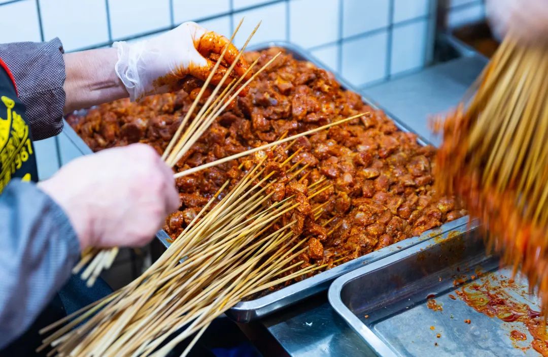 跳出品类红海！在串串香的发源地，这个品牌靠什么卷赢同行？