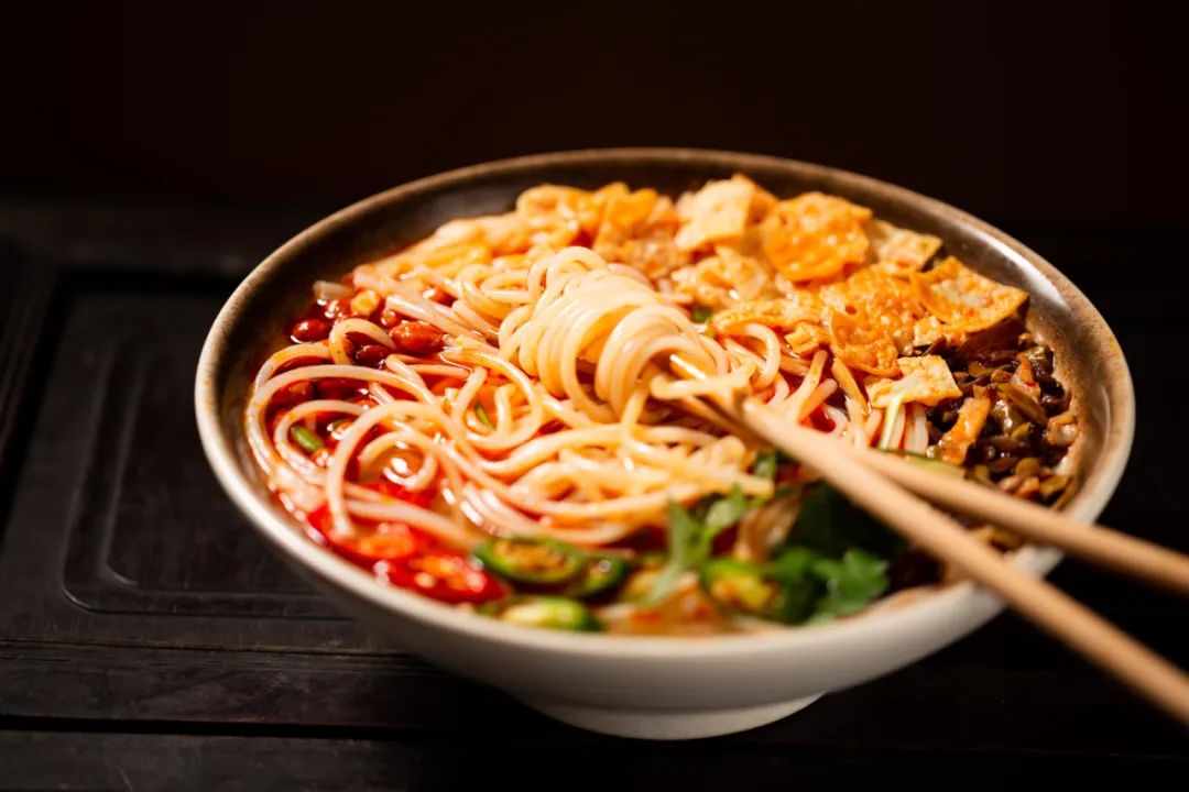 连而不锁、营收单一，这个千亿品类该如何破局？