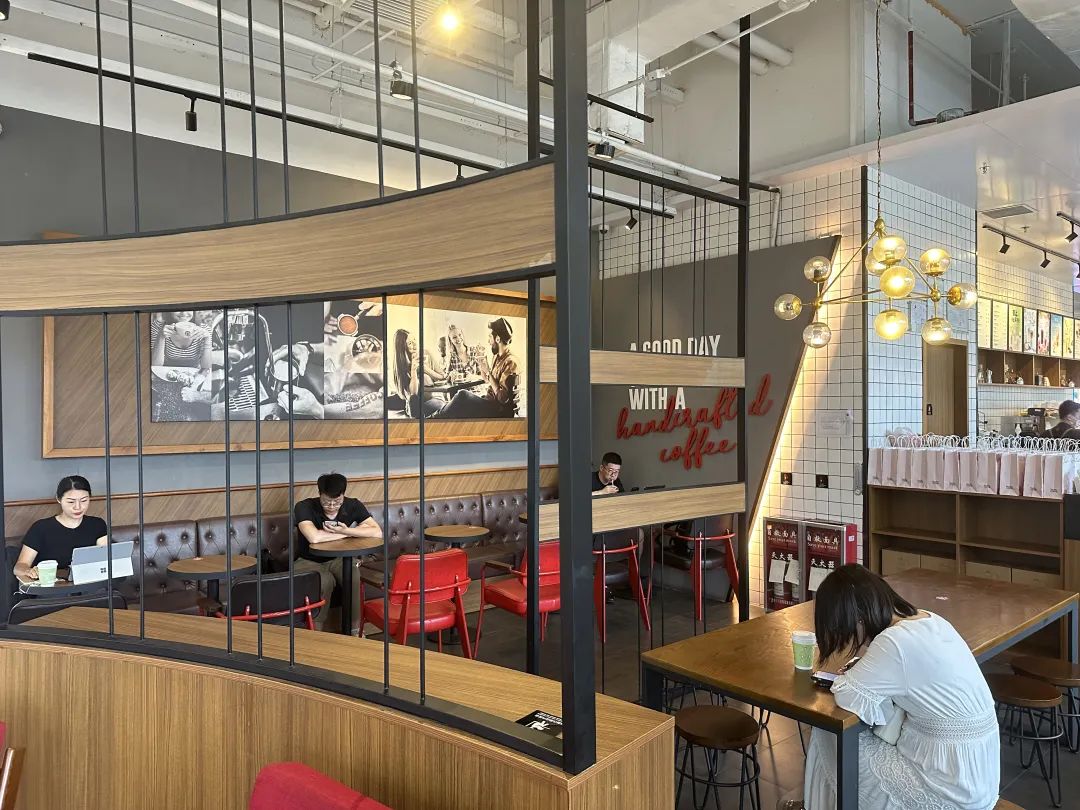 集中关店、势能下滑，昔日“中国第二咖啡连锁”摊上事了？