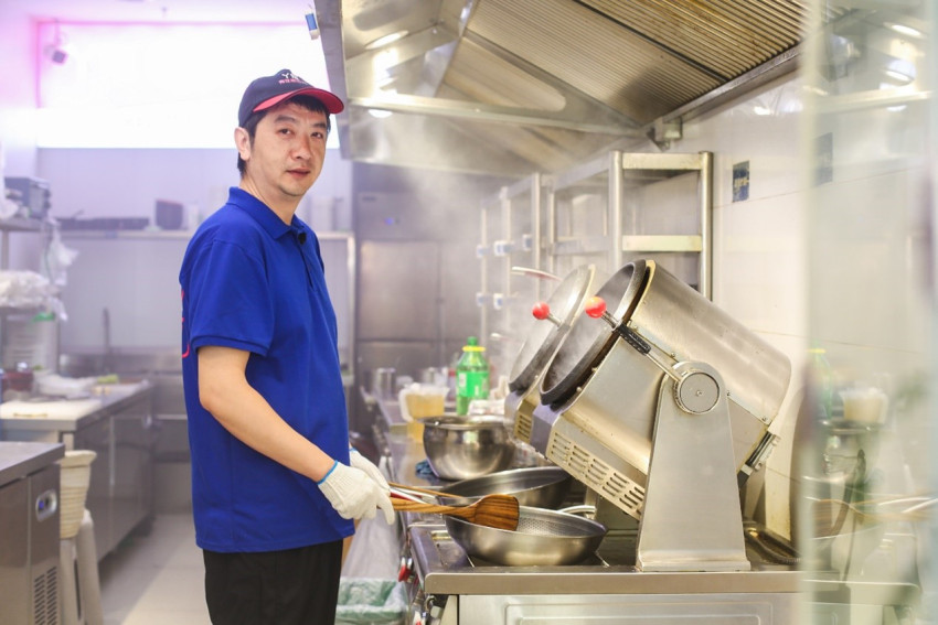 进货、炒菜都不用手，滚筒炒鸡走俏泉城，线上化助力鲁菜“新做”