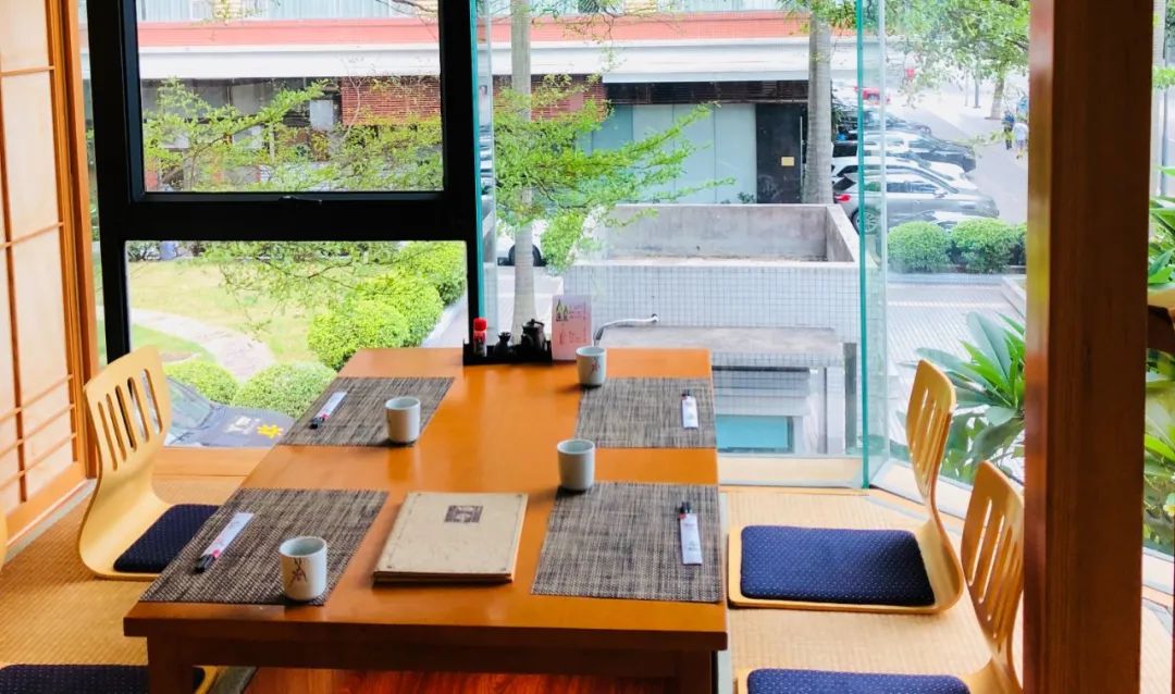 赚的钱不够交房租，老板深夜把自己店砸了！今