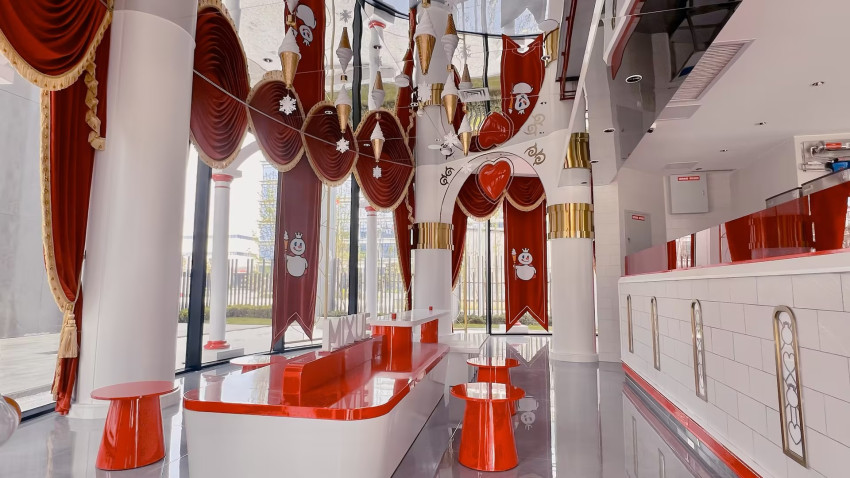 某雪姓顶流茶饮，斥巨资建了一座“中国版迪士尼”，又土又嗨！