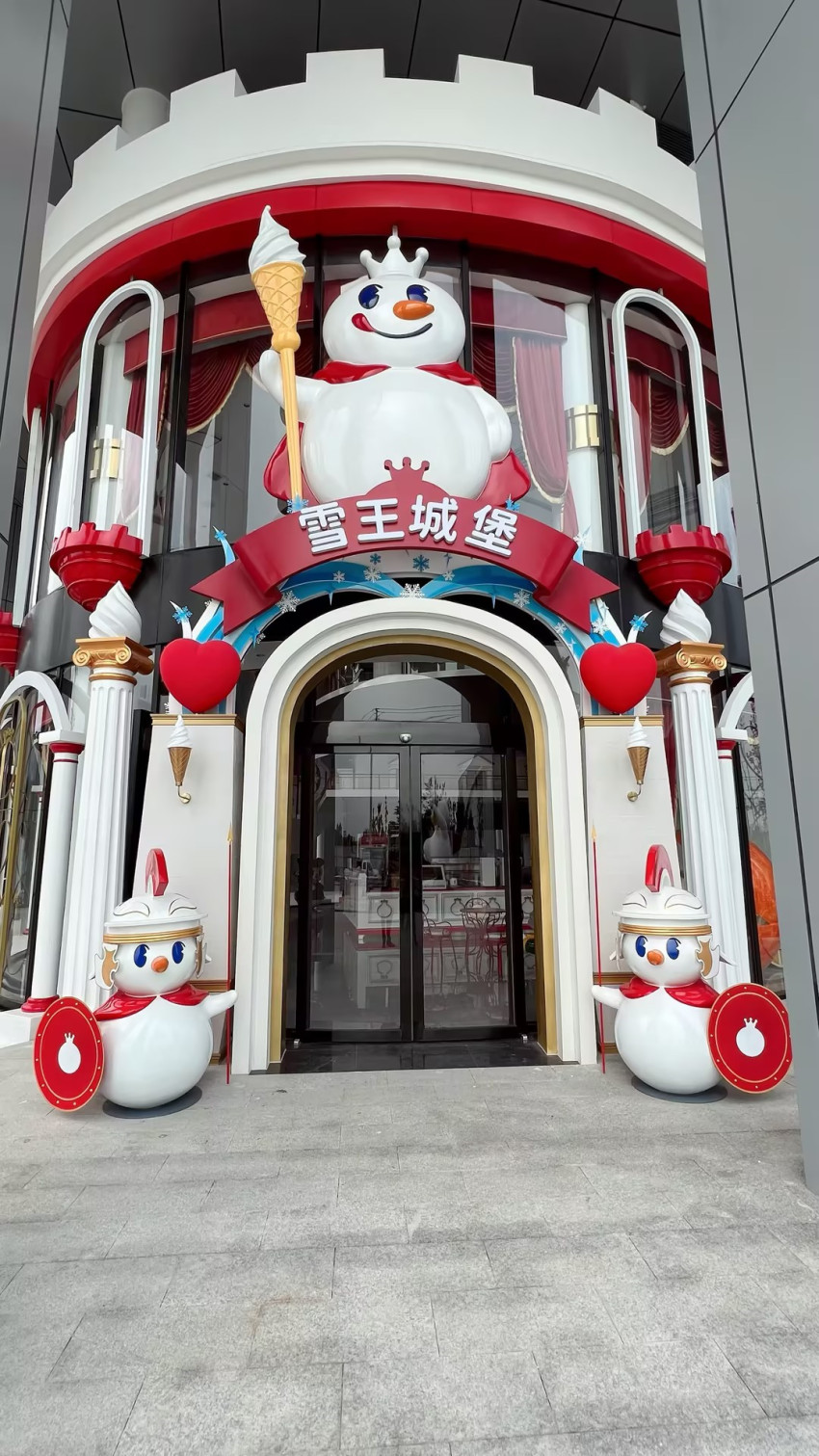 某雪姓顶流茶饮，斥巨资建了一座“中国版迪士尼”，又土又嗨！