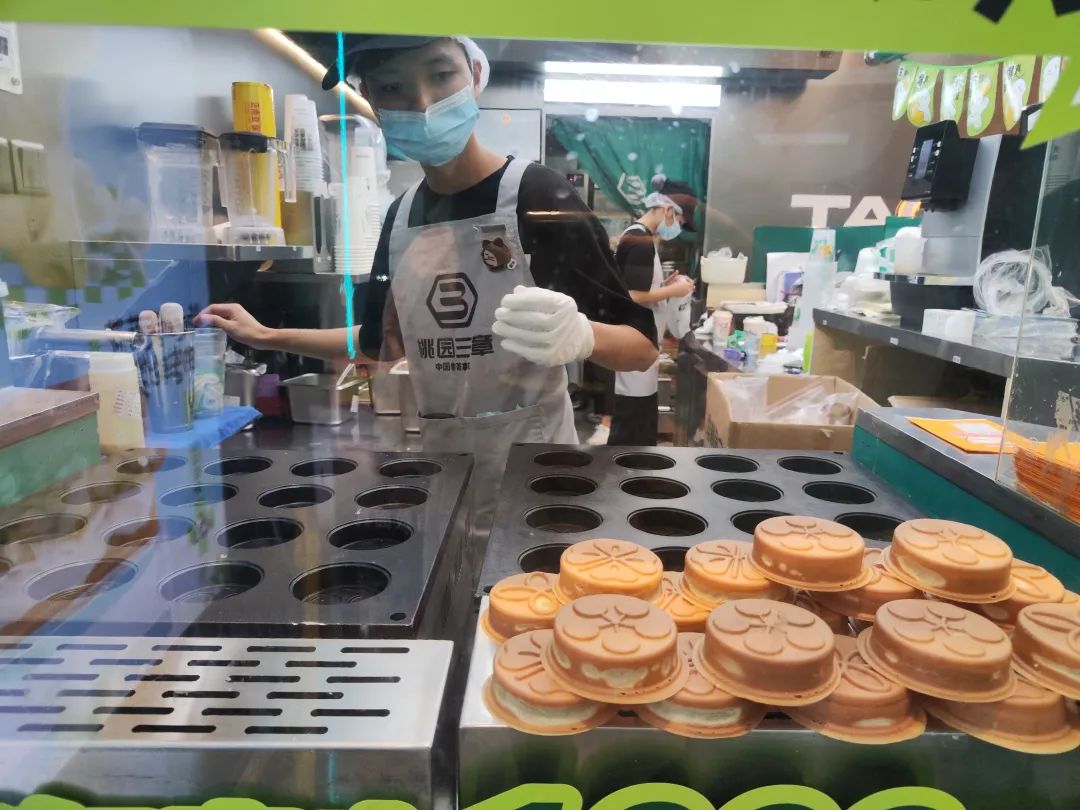 单价3-6元，年轻人排队买！这种街头小吃突然又火了！