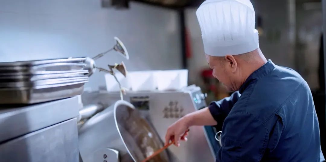 在金鼎轩后厨，我们发现了“中年男人庇护所”翻红的秘密