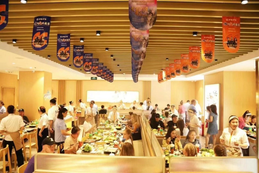 呷哺集团上半年营收增32%,新开超140家餐厅