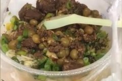 米粉外卖中数只白色蛆虫在蠕动，外卖食品安