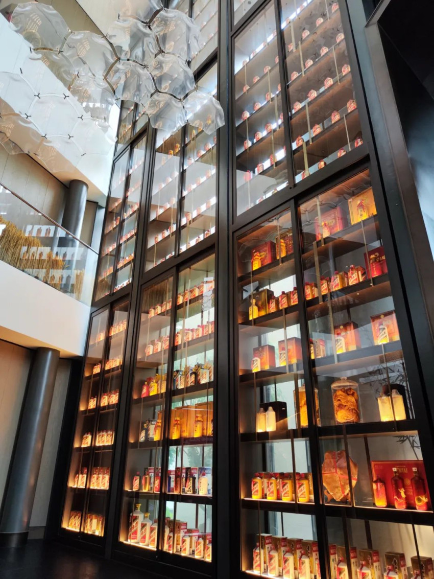 花2.7亿开7家店，这个新鲁菜品牌想把艺术馆搬进餐厅