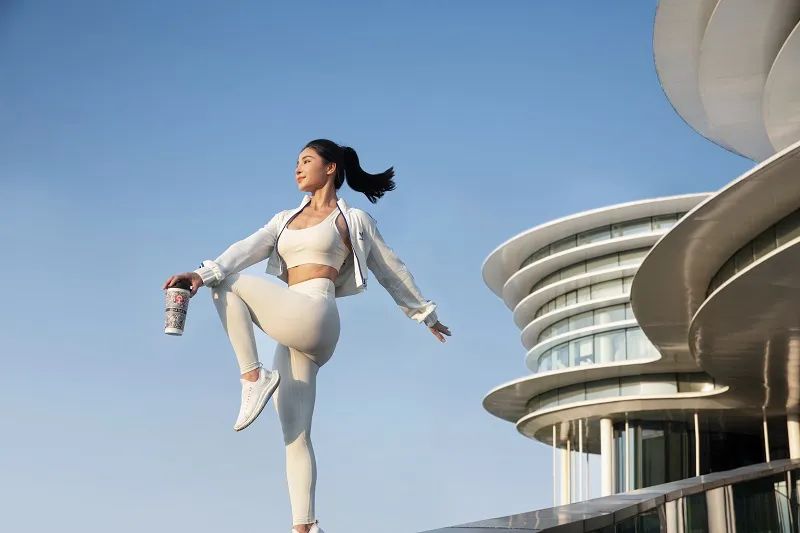 上线“热量计算器”、联名Keep，霸王茶姬塑造健康茶饮新体验