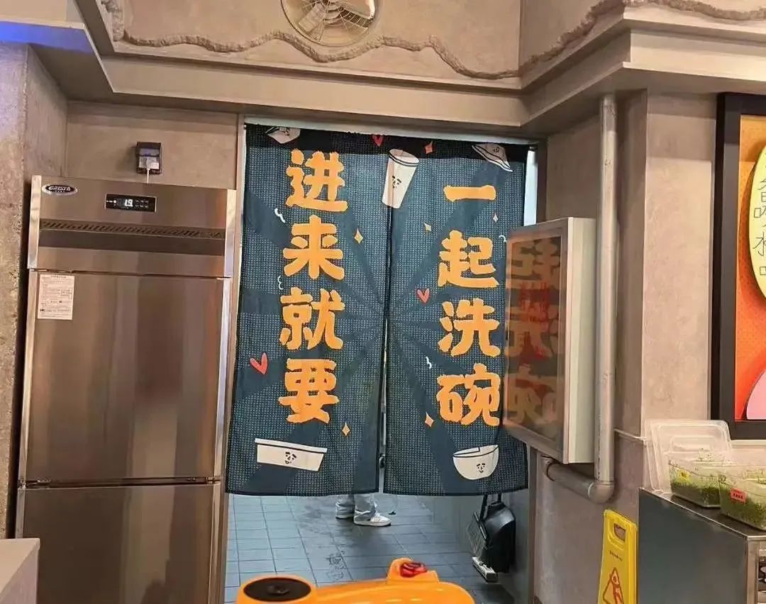 让人年轻，是怂火锅的流量密码