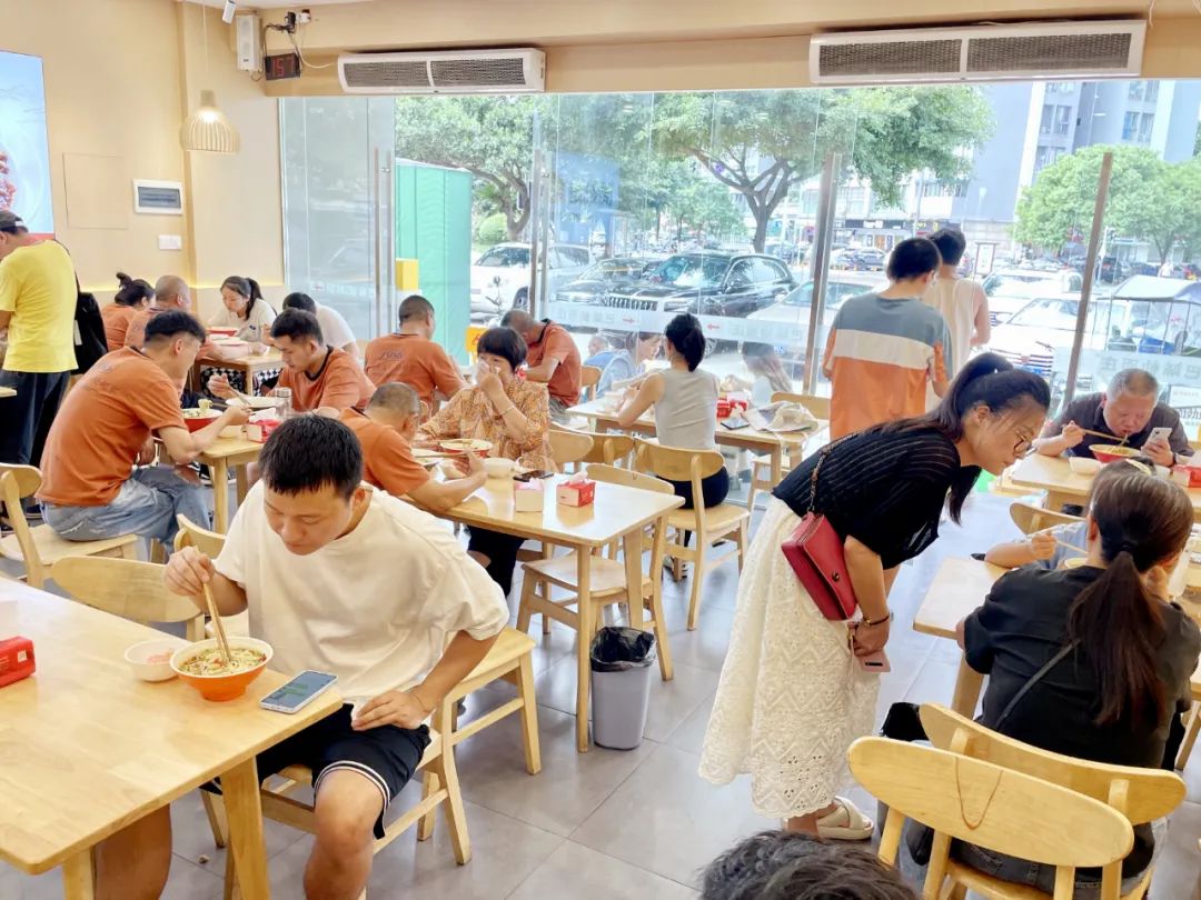 从大公司辞职后，我在成都卖小面，单店月入40万