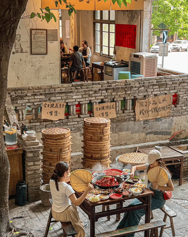 开进停车场、菜市场、村头……火锅店越难找，生意越好？