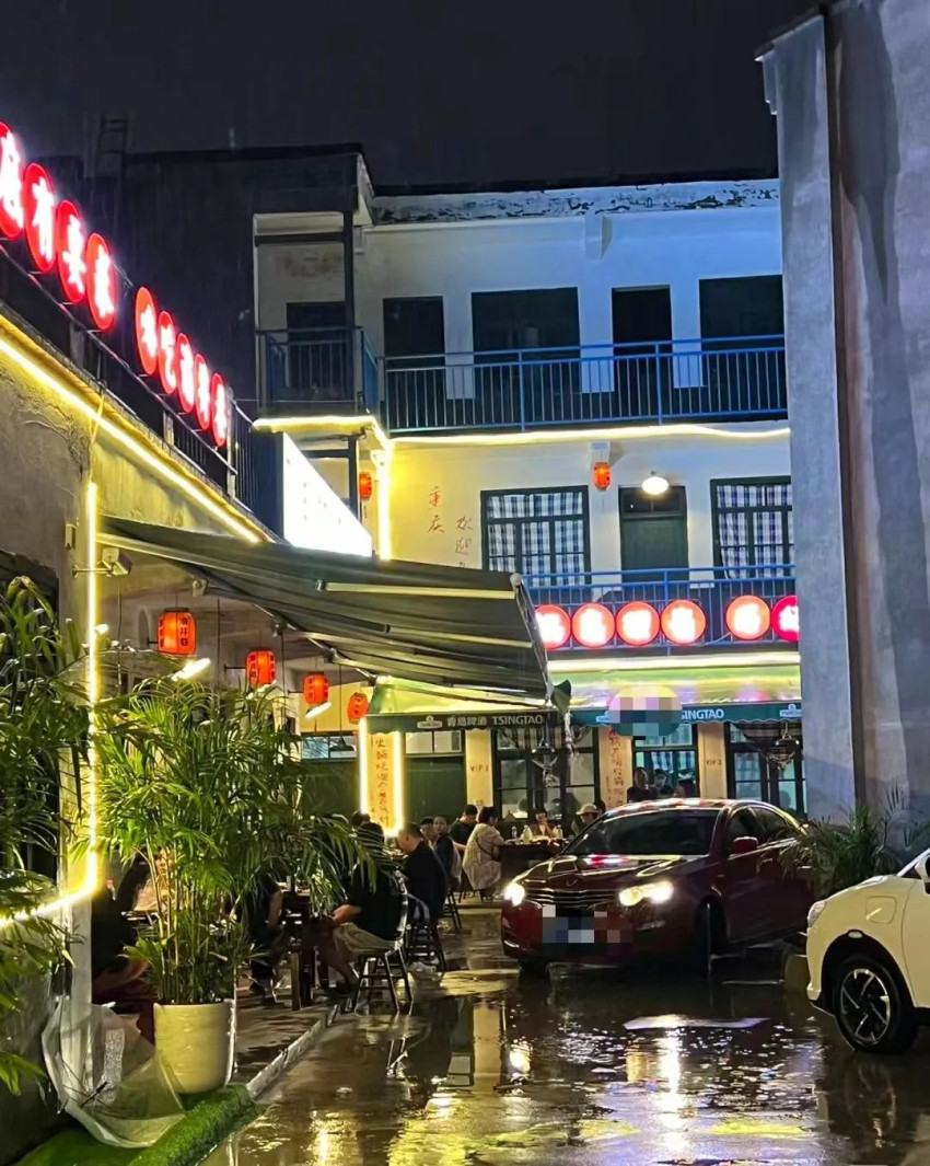 开进停车场、菜市场、村头……火锅店越难找，生意越好？