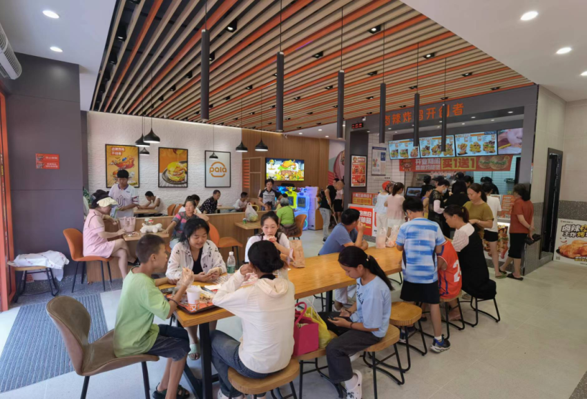 用品质大店秒杀夫妻小店，这个快餐“隐形大佬”在下沉市场狂飙