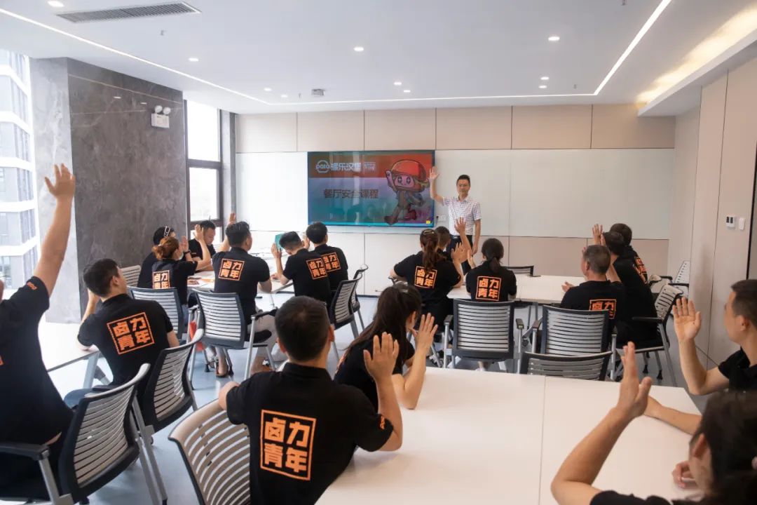 用品质大店秒杀夫妻小店，这个快餐“隐形大佬”在下沉市场狂飙