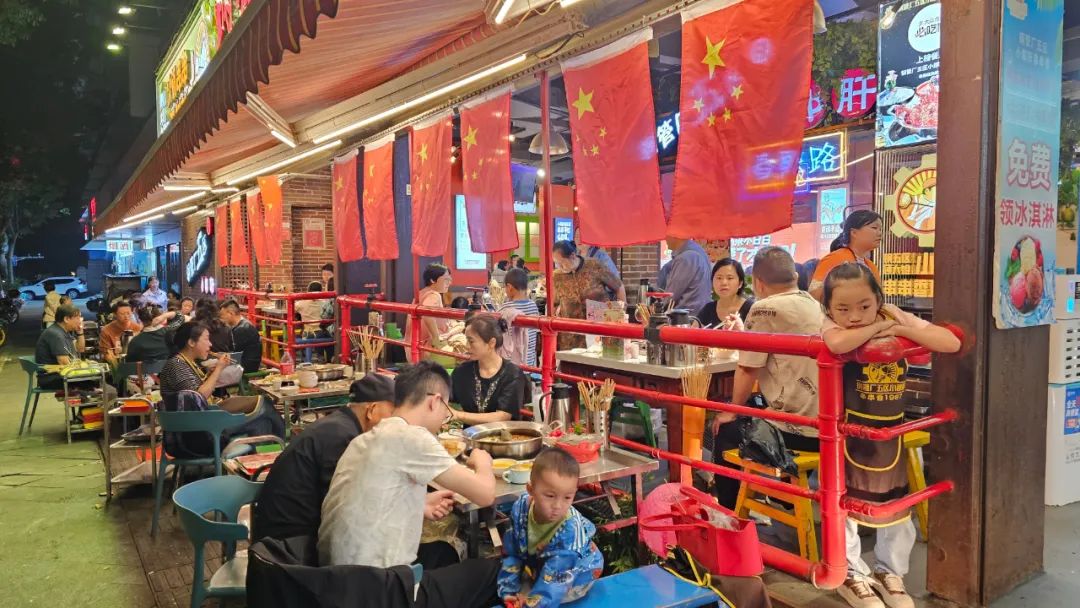 现场直击!双节叠加,多地餐饮消费市场迎小高峰!