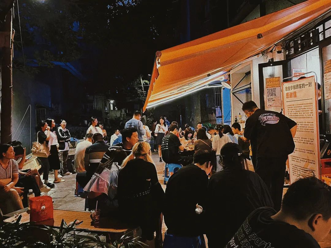 现场直击!双节叠加,多地餐饮消费市场迎小高峰!