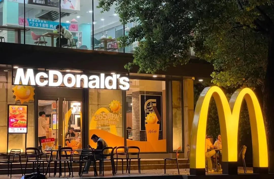 海底捞开出第一家校园店！炒饭9块9，卷得过麦肯吗