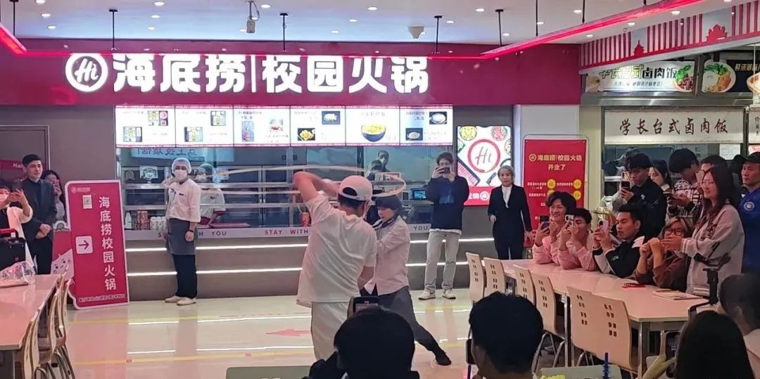 海底捞开出第一家校园店！炒饭9块9，，卷得过麦肯吗