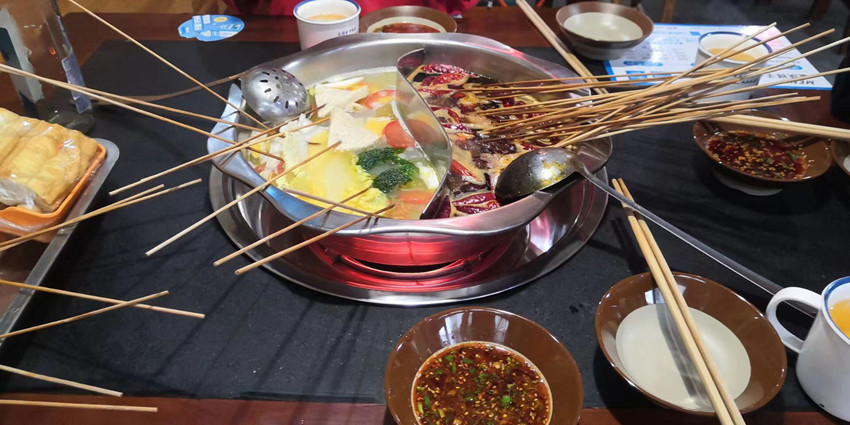 吃玻璃渣划破嘴巴敲诈？上海一对男女因勒索餐饮店被双双被判刑