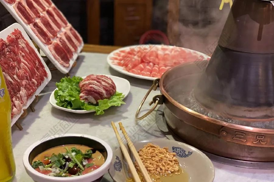 我在火锅店打工，还得会跳舞