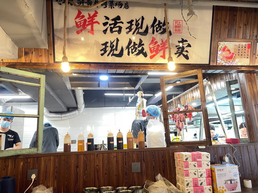 客人自带蔬菜可免费加工！火锅店开进菜市场，食安问题引争议