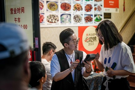 23岁厨师长接手点心店，“升级”为本帮馆子蝉联4年“必吃榜”