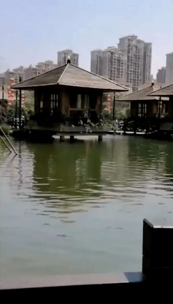 泉州一消费者在水上餐厅就餐时落水身亡，餐厅安全如何保障？