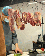 人均30+，火锅店开进菜市场，造噱头还是真赚钱