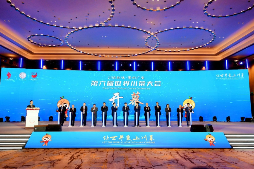 川菜出川、出国、全球化！金龙鱼外婆乡小榨菜籽油闪耀世界川菜大会