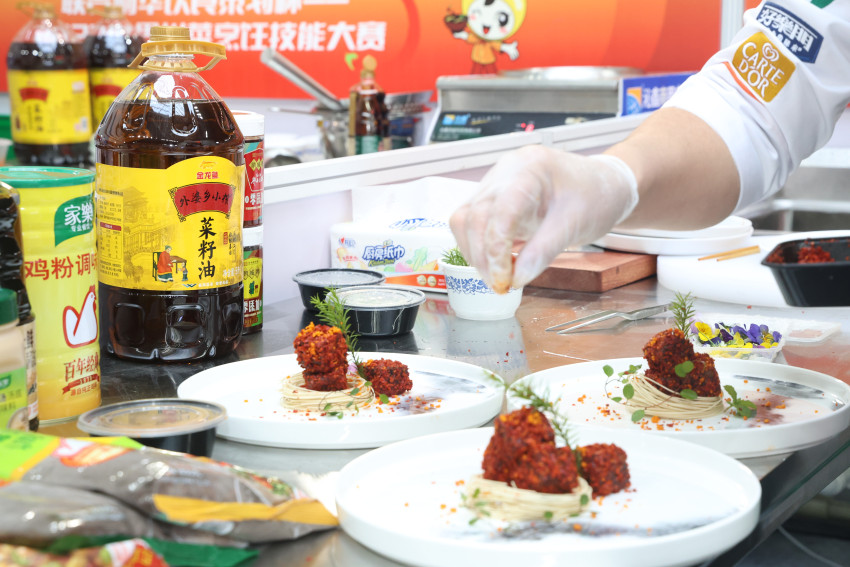 川菜出川、出国、全球化！金龙鱼外婆乡小榨菜籽油闪耀世界川菜大会