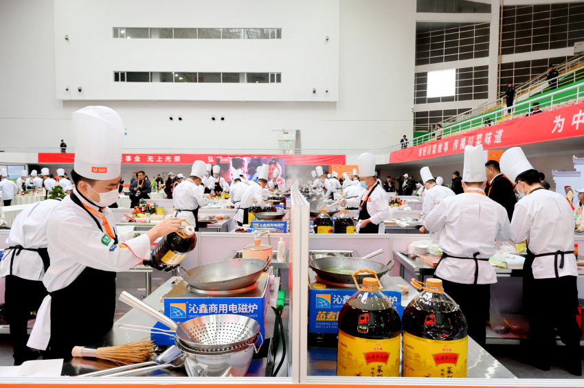 川菜出川、出国、全球化！金龙鱼外婆乡小榨菜籽油闪耀世界川菜大会