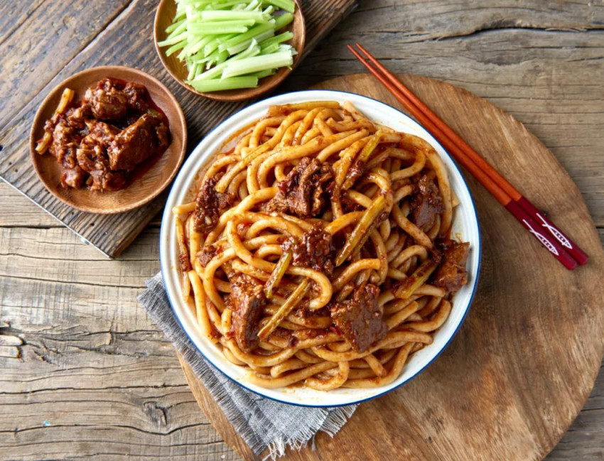 《新疆菜发展报告2023》发布：烤包子有望成为下一个“新疆炒米粉”