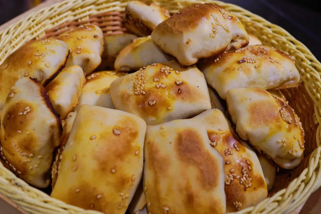 《新疆菜发展报告2023》发布：烤包子有望成为下一个“新疆炒米粉”