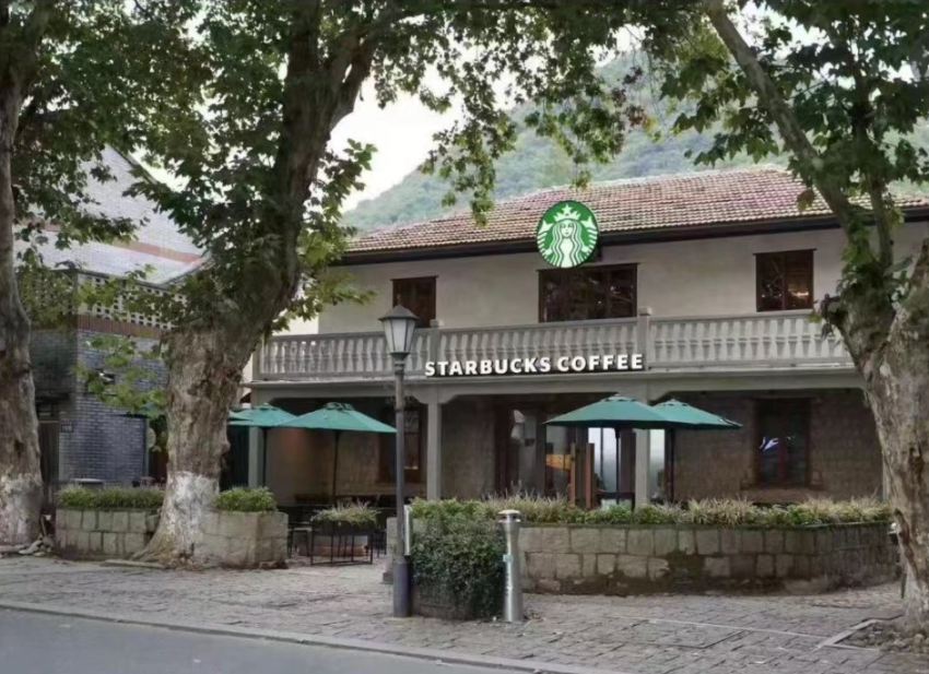 谁在县城喝35元一杯的星巴克？｜商业Friday