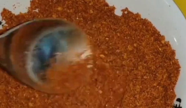 到底冤不冤!食品供应链公司因丢弃变质辣椒面被罚5000元,引发网友热议