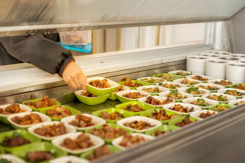 汤中混入蜻蜓、用霉变大米做饭……校园食品安全不容“试错”