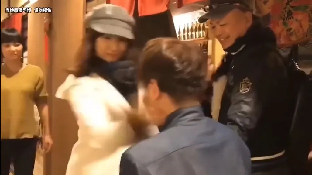 一巴掌15元，日本餐厅推出奇葩“扇耳光”服务，顾客络绎不绝