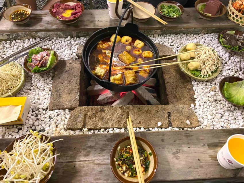 吊炉火锅，火爆全网！火锅界的“围炉煮茶”，正成为新晋顶流
