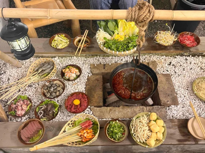 吊炉火锅，火爆全网！火锅界的“围炉煮茶”，正成为新晋顶流