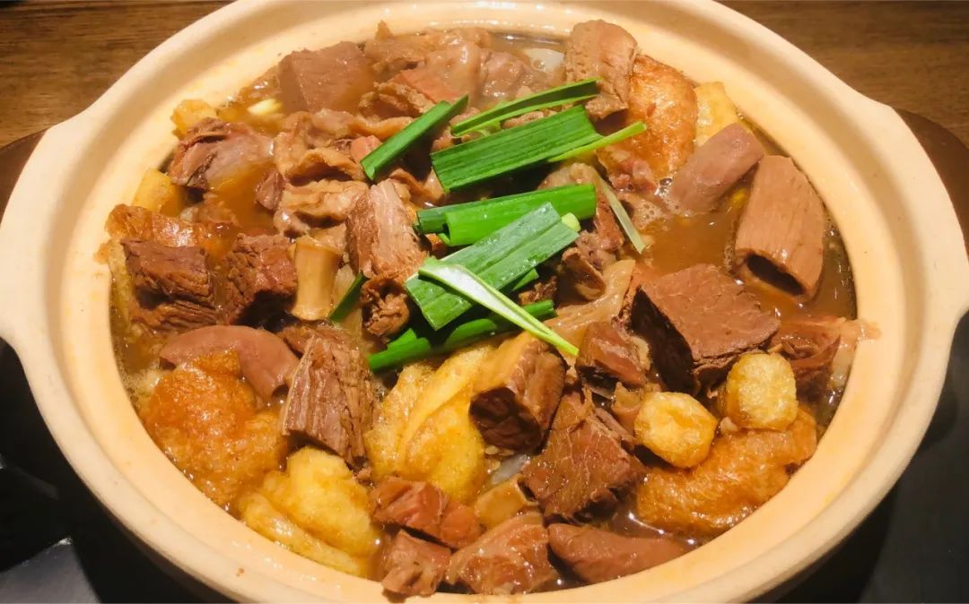 以可以点菜的肉蟹煲和鸡公煲为例，煲品类正侵占火锅的份额？