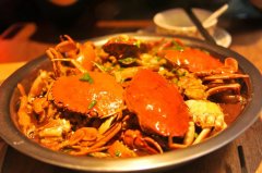 以可以点菜的肉蟹煲和鸡公煲为例，煲品类正侵