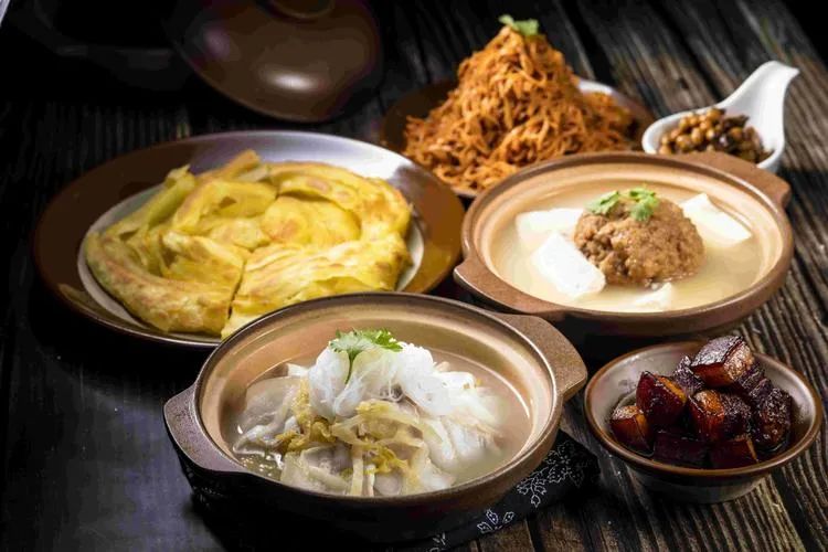 以可以点菜的肉蟹煲和鸡公煲为例，煲品类正侵占火锅的份额？