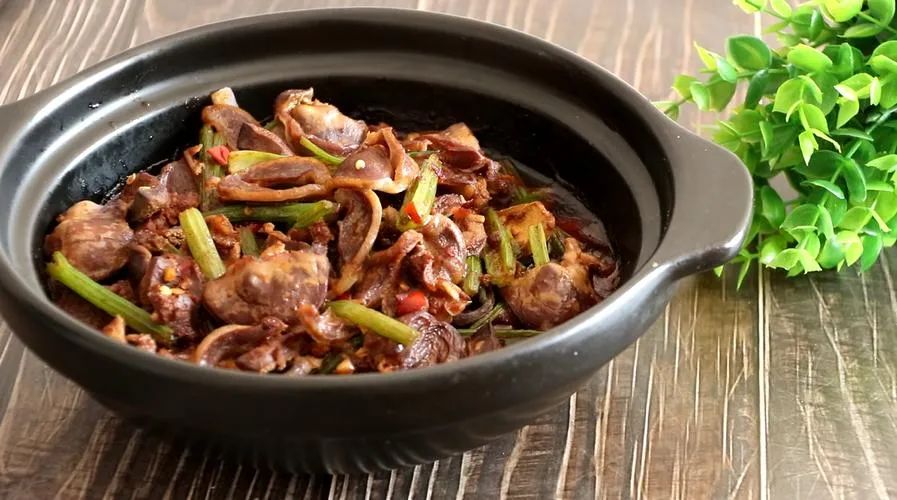 以可以点菜的肉蟹煲和鸡公煲为例，煲品类正侵占火锅的份额？