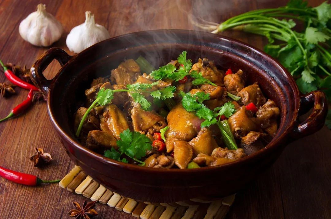 以可以点菜的肉蟹煲和鸡公煲为例，，煲品类正侵占火锅的份额？