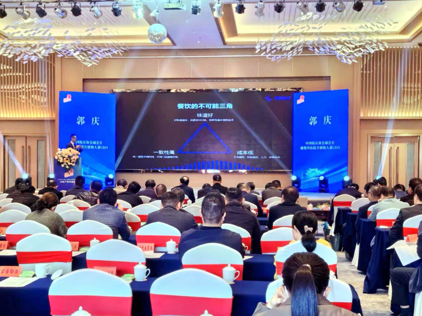 小吃连锁品牌如何由大到强？橡鹭科技提供智能炒菜机解决方案