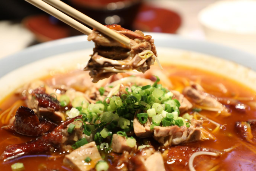 《冒烤鸭可持续发展报告2023》发布：近1年门店数激增超8倍